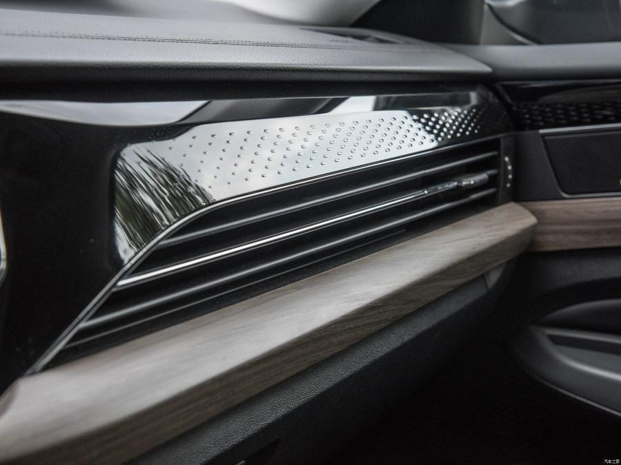 Детали интерьера Volkswagen Passat L 2018 года  (CN) (фото 11 из 24)